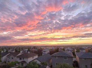 210 W Panamount Hl NW, Calgary, AB T3K 5P5