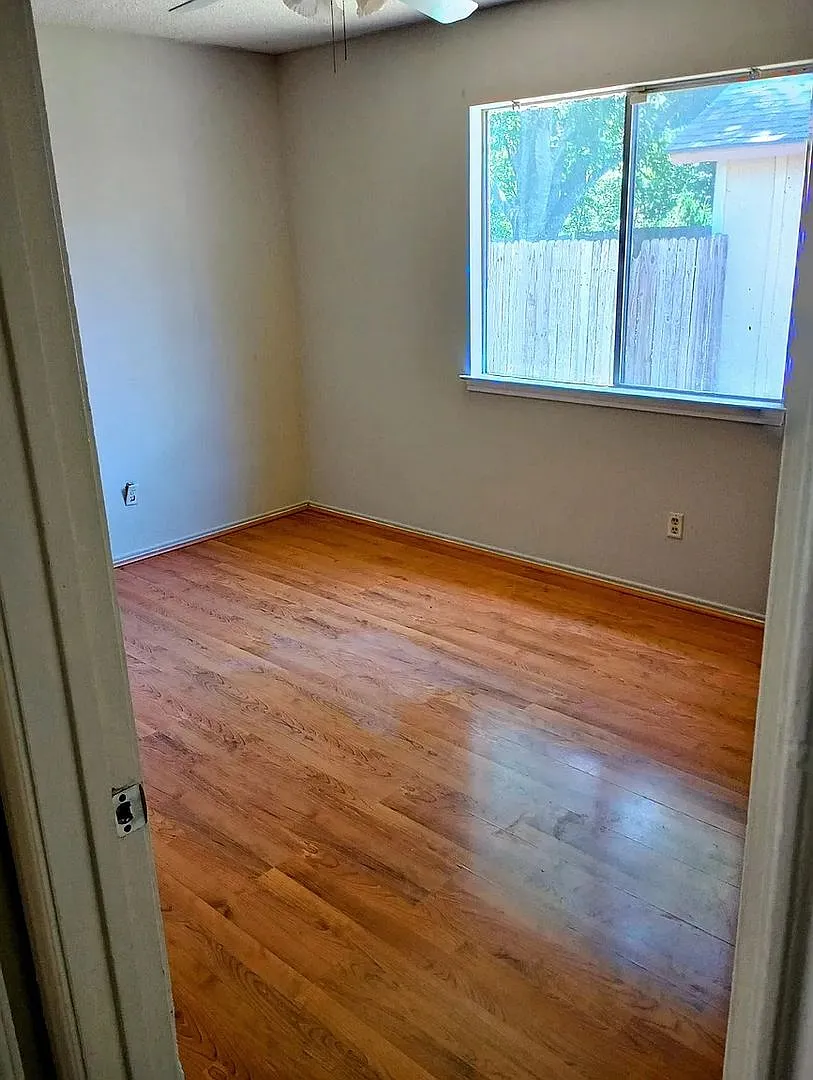 Room in 2 Bedroom Home in San Antonio — Photo 4
