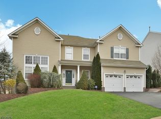 325 Pinnacle Dr, Lake Hopatcong, NJ 07849