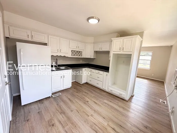 3 bed, 1.0 bath, 900 sqft, $1,125 — Photo 4