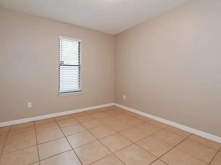 1834 Manitoba Ct N — Photo 14
