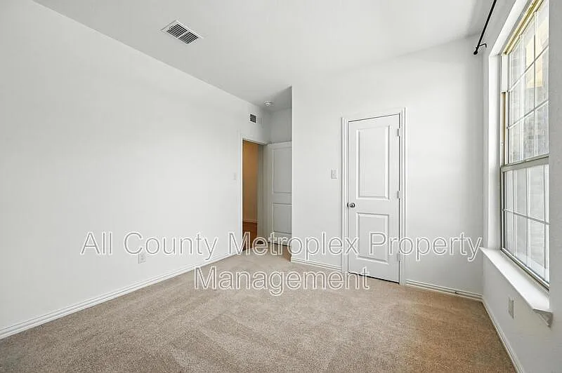3 bed, 2.0 bath, 1602 sqft, $2,045 — Photo 3