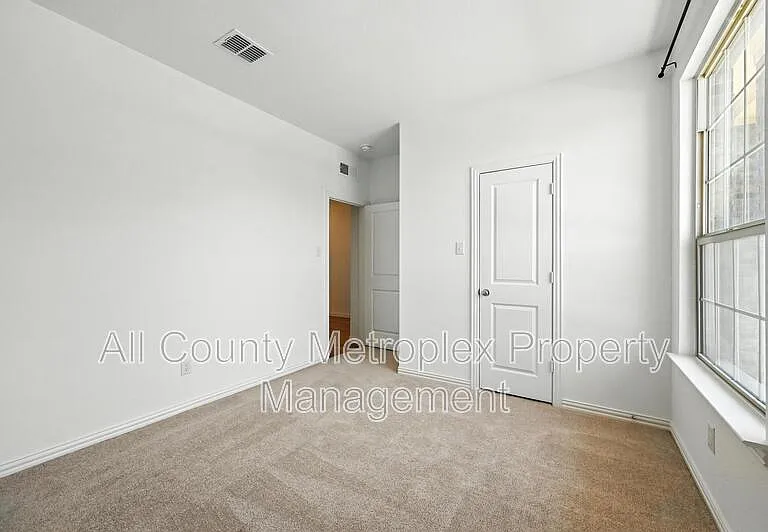 3008 Chinkapin Ln — Photo 3
