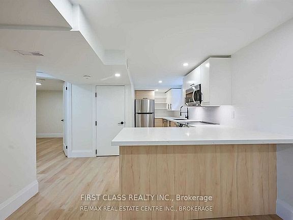 3rd image of 118 Manning Ave #2