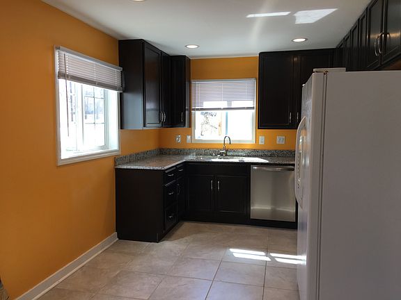 3rd image of 1010 McCormick St