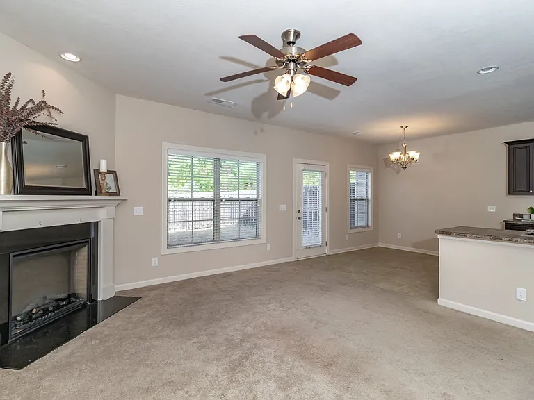 906 Erika Ln — Photo 6