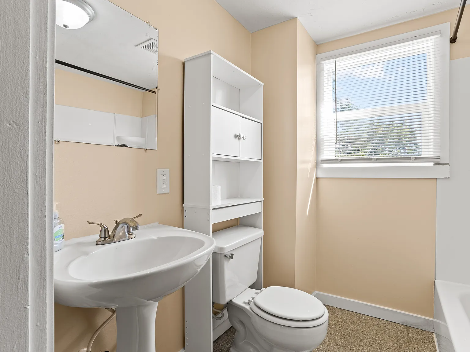 3 bed, 1296 sqft, $1,350 — Photo 4