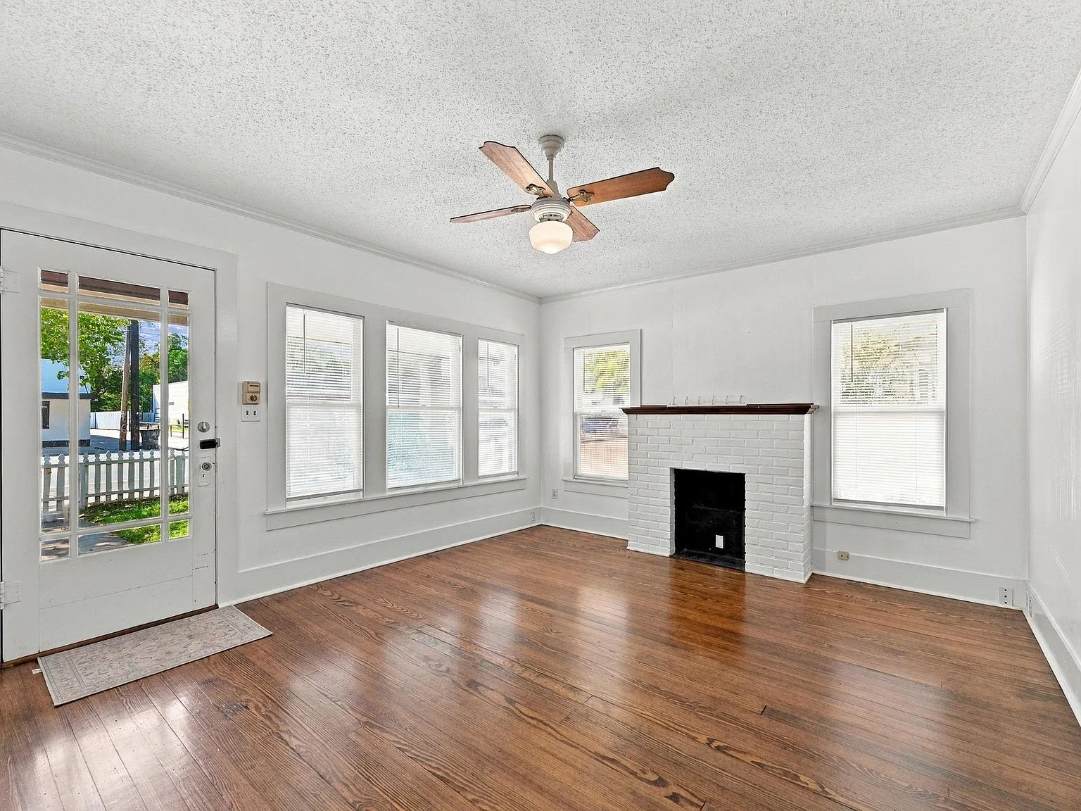 3 bed, 1.0 bath, 1305 sqft, $1,250 — Photo 4