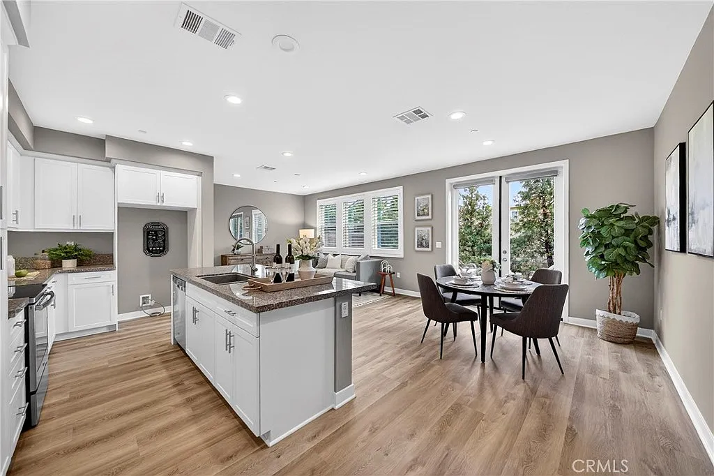 3 bed, 2.5 bath, 1701 sqft, $4,700 — Photo 3
