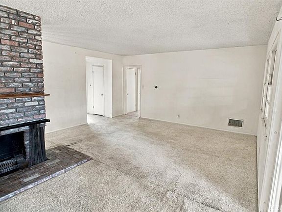 4th image of 20412 Lorne St
