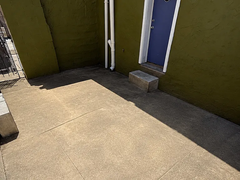 2201 E Thompson St — Photo 13