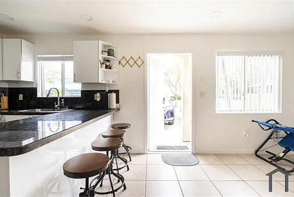 925 SW 8th St — Photo 3