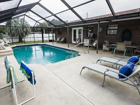 4th image of 419 Petrel St