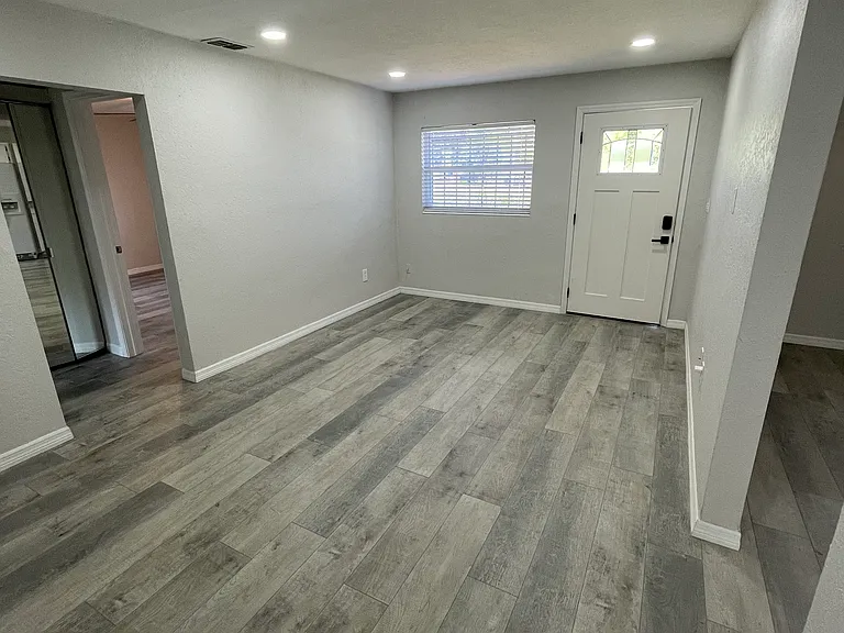 1046 W 13th St — Photo 3