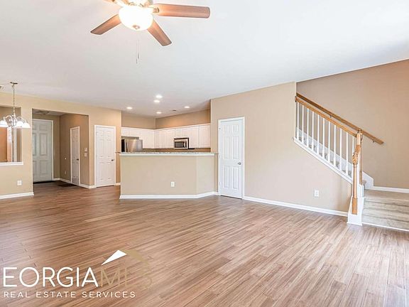 3rd image of 1039 Crown Blvd