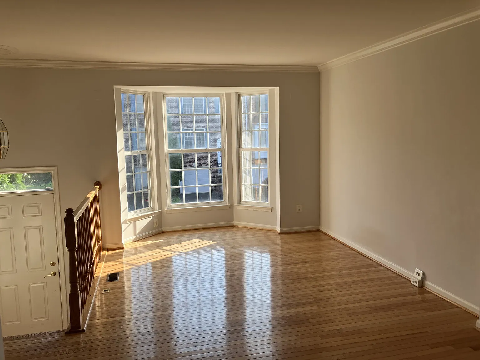 3 bed, 2.0 bath, 2500 sqft, $3,000 — Photo 2