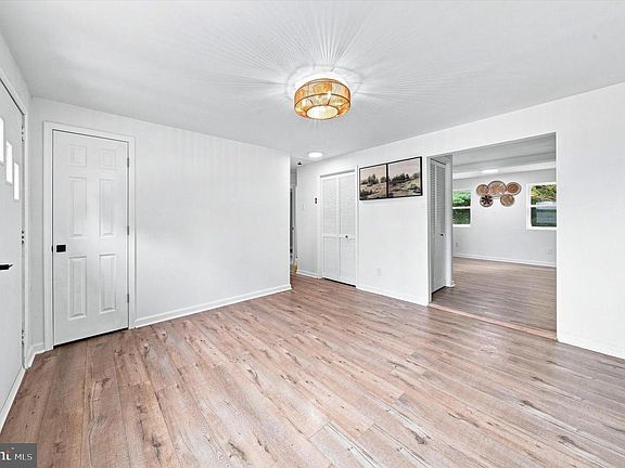 5th image of 106 Brown St