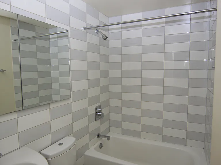 72 1/2 Irving Pl #7 — Photo 4