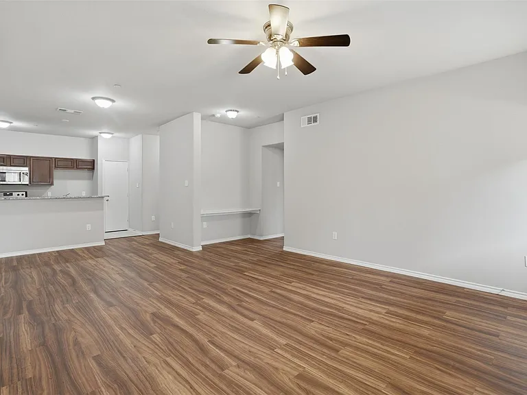 514 E Hazelwood St #B — Photo 4