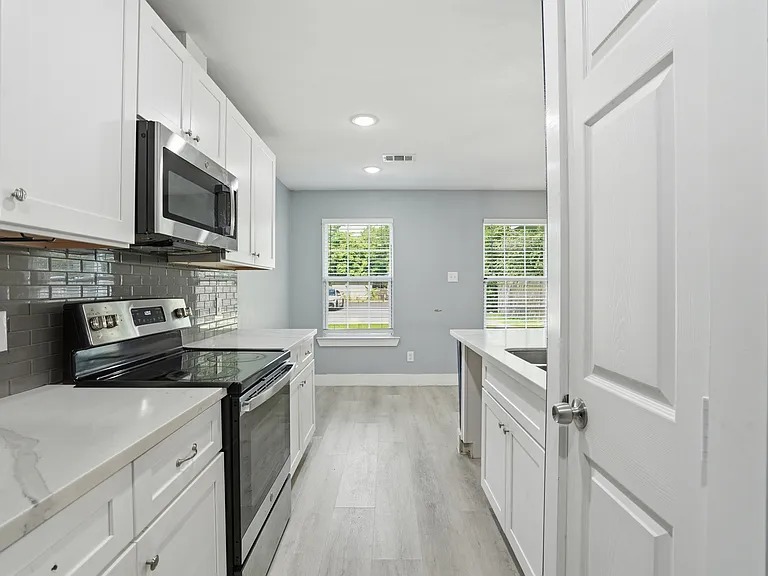 1010 Clinton Park St — Photo 8