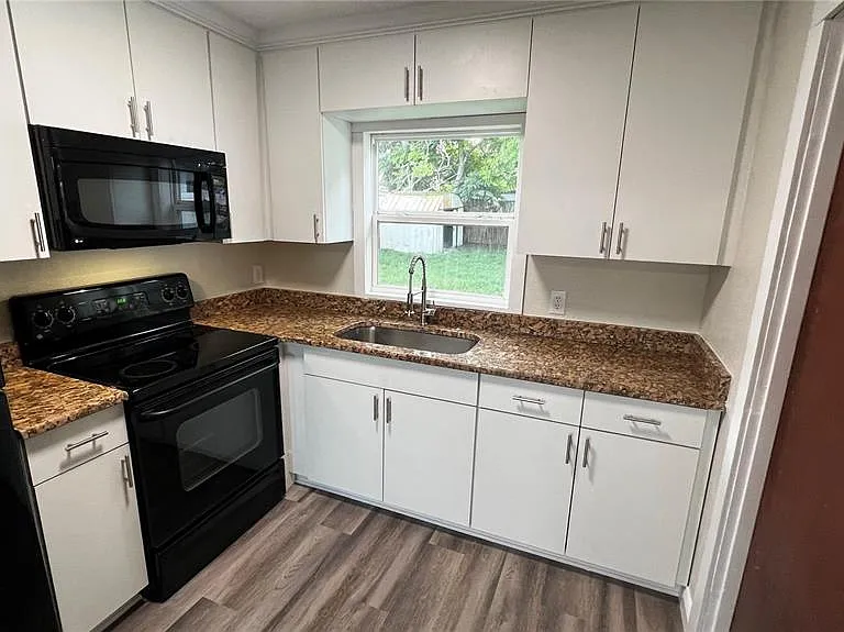 1658 Hempel Ave — Photo 17
