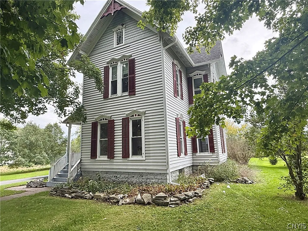 5 bed, 2.0 bath, 2236 sqft, $2,200 — Photo 2
