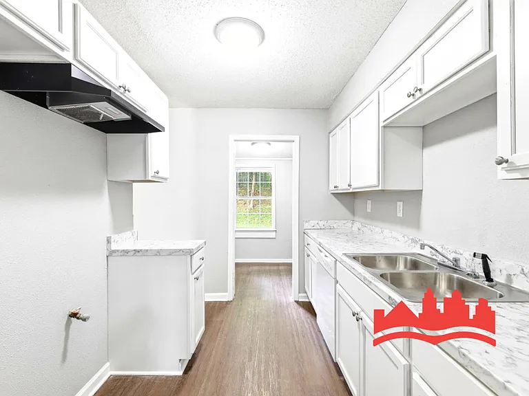 2348 Millbrook Ave — Photo 10