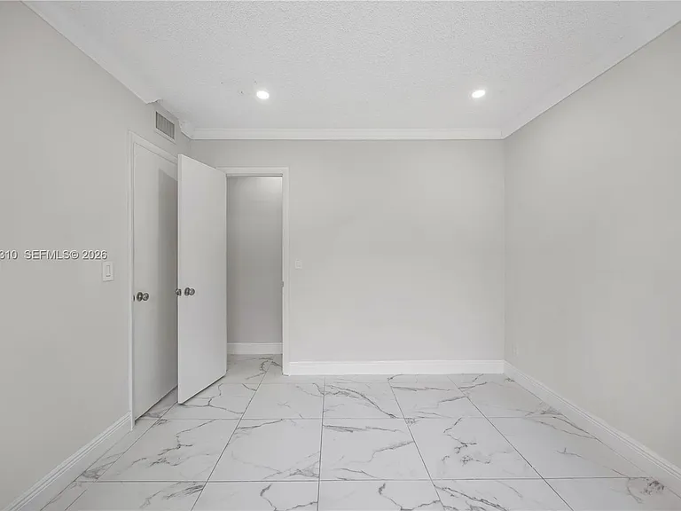 5450 Hollywood Blvd #203 — Photo 16