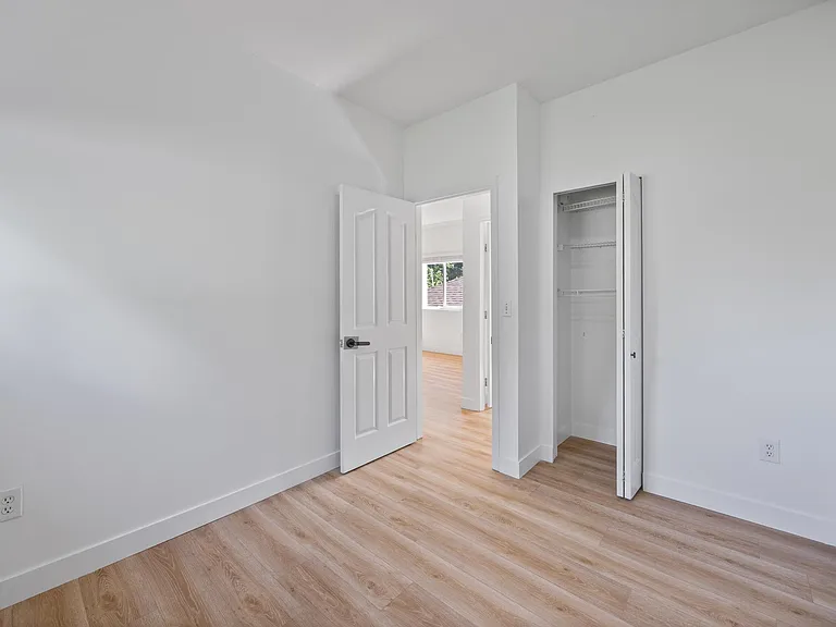 2320 Dundas St — Photo 10