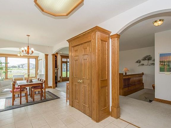 4th image of 303 NE Eaglewood Dr