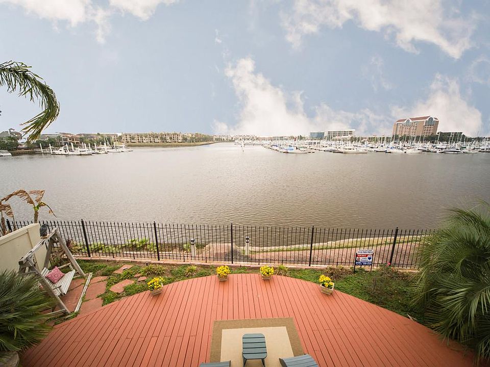 Welcome home to waterfront living!!!