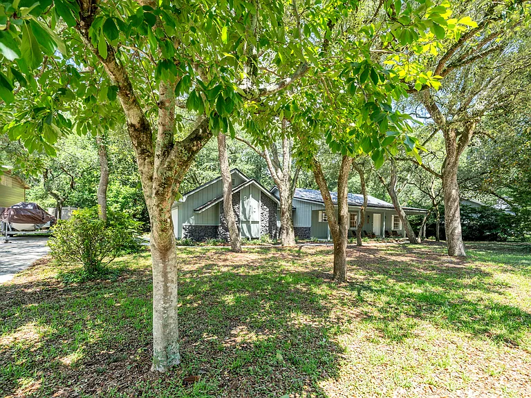910 Whisperwood Ln S — Photo 44