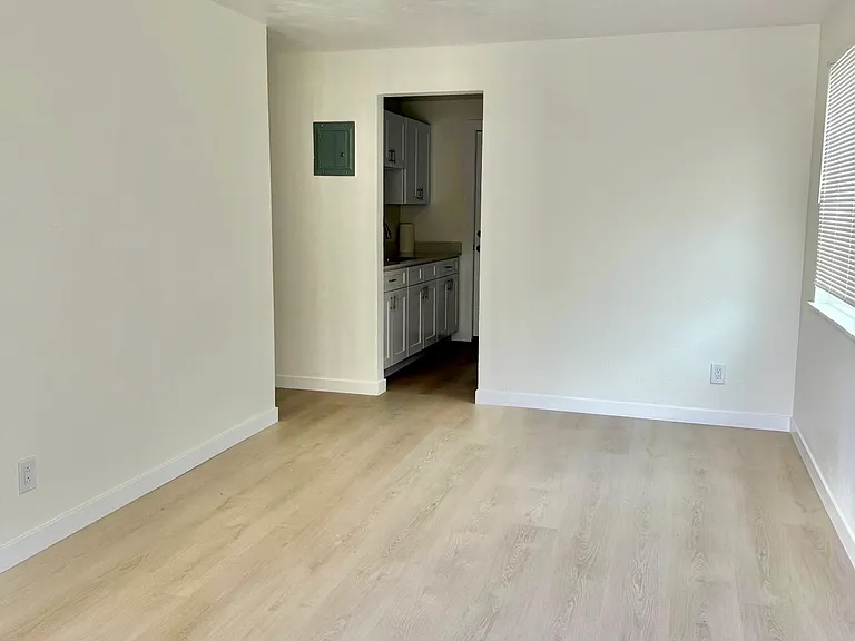 1143 Akron St #1143 — Photo 4