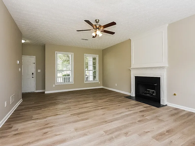 107 Chamberlyn Ln — Photo 4