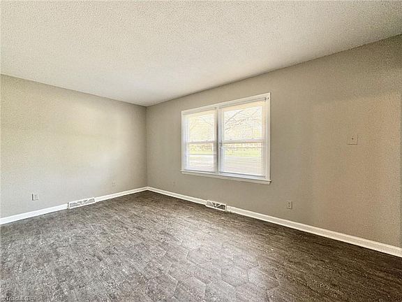 5th image of 3020 Branderwood Dr