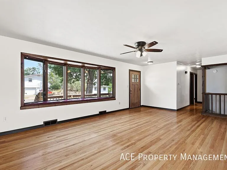 209 Wedgewood Dr — Photo 1