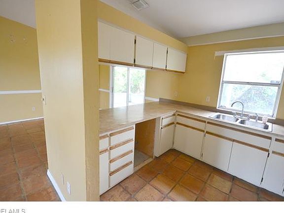 5th image of 2925 NE 6th Pl