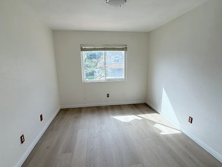 1813 Avenida Segovia — Photo 17