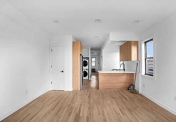 4th image of 251 W 92nd St #C