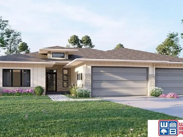8904 Sandalwood Dr, Lincoln, NE 68520