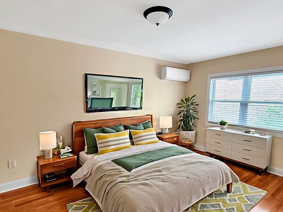 MASTER BEDROOM(STAGED)
