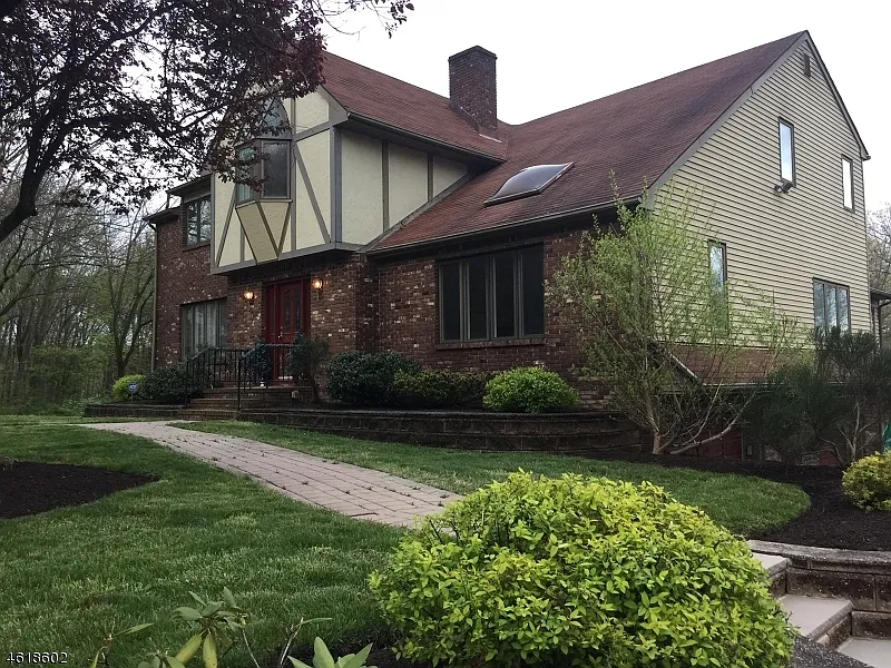 8 Basswood Ave photo 1