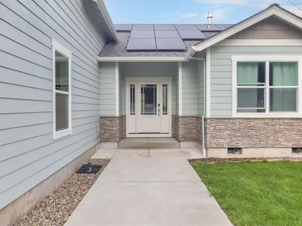 707 Wards Creek Rd, Rogue River, OR 97537