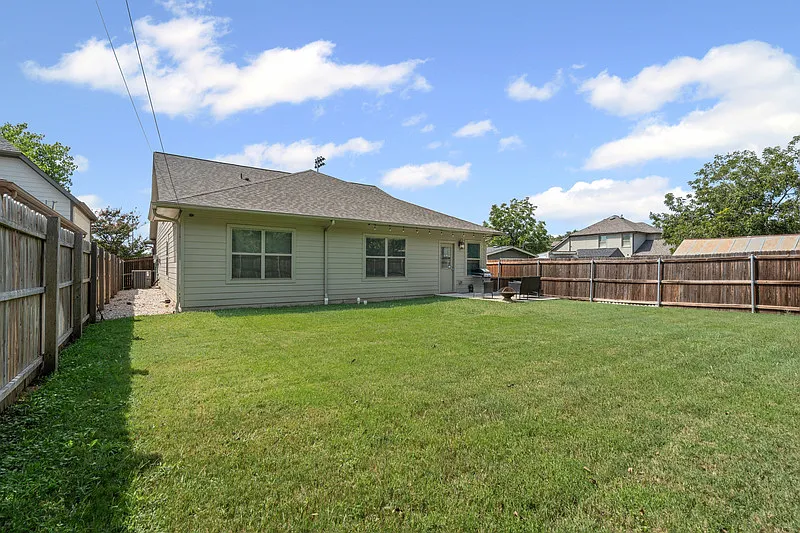 3 bed, 2.0 bath, 1805 sqft, $3,700 — Photo 3