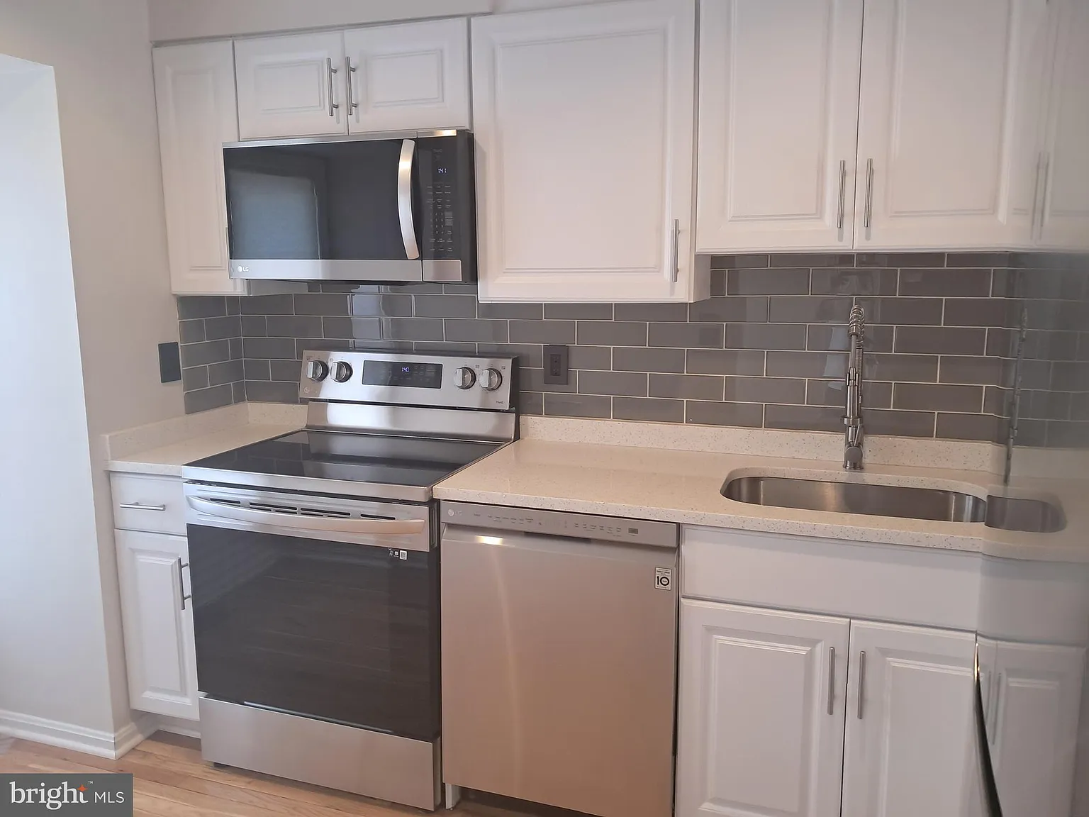 3 bed, 2.5 bath, 1104 sqft, $2,850 — Photo 2