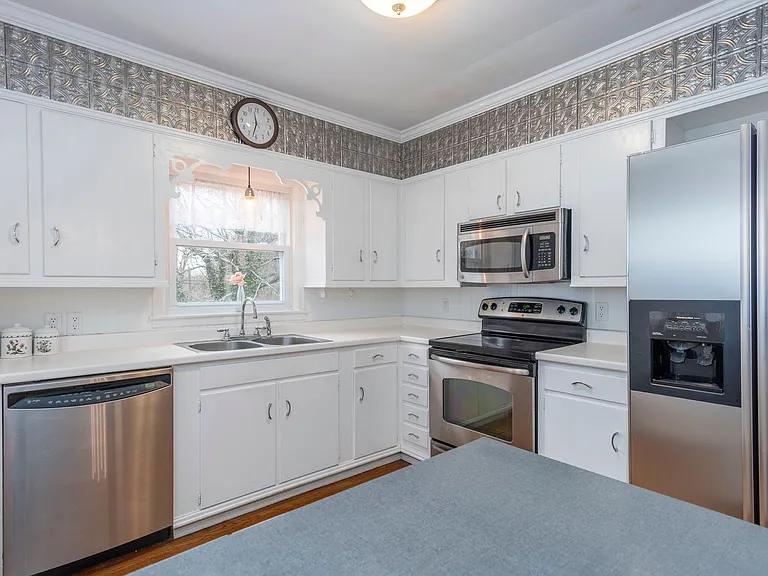 16 Lorraine Ave — Photo 9