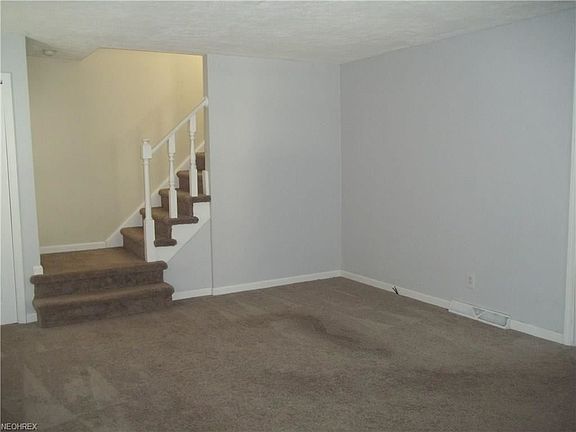 4th image of 1576 Redwood Ave