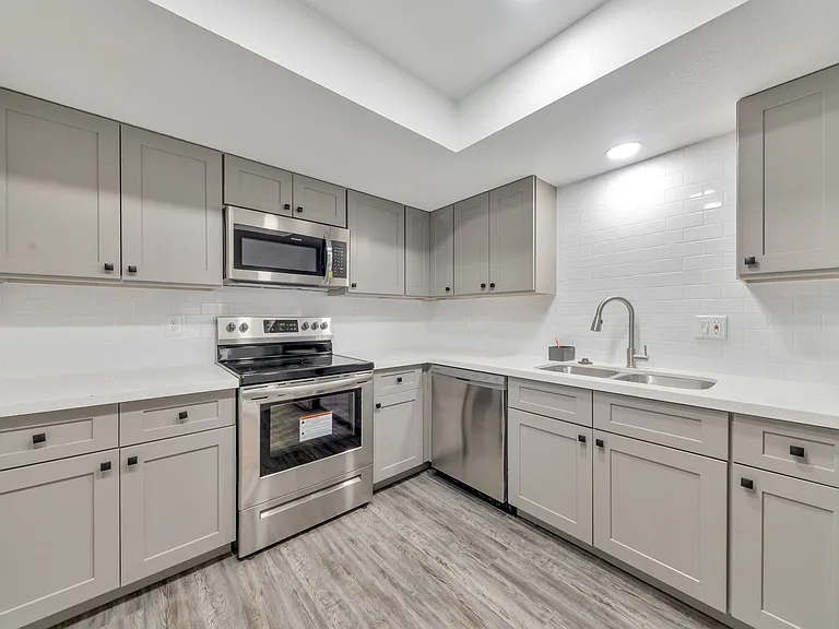 1001 W Flint St — Photo 26