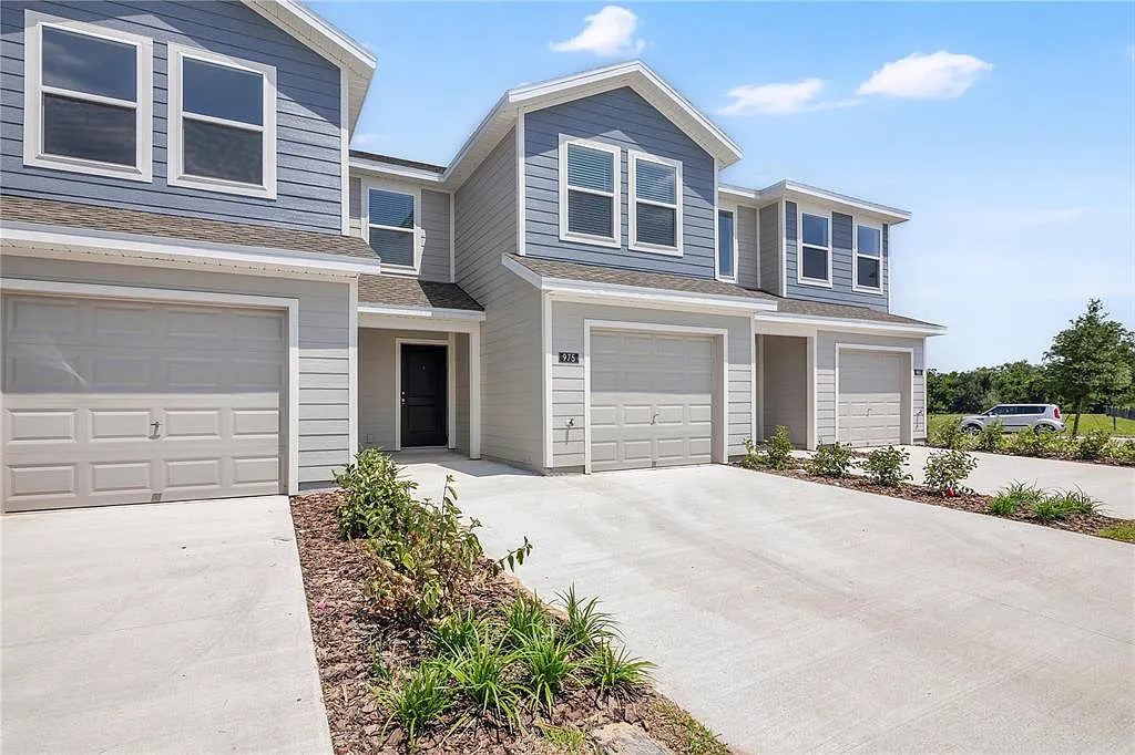 3 bed, 2.5 bath, 1378 sqft, $2,050 — Photo 2