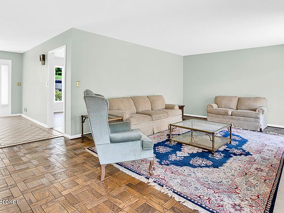 4th image of 9101 Royal Oak Dr